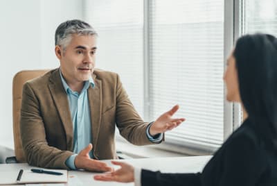 Un homme et une femme professionnels discutent