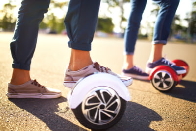 Deux personnes faisant de l'hoverboard