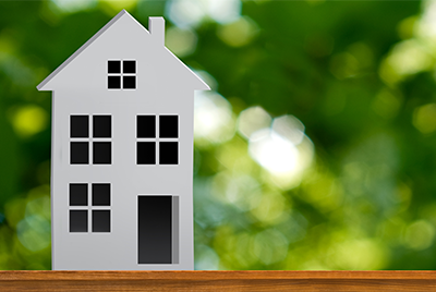 Une maison et des feuilles vertes en arrière-plan