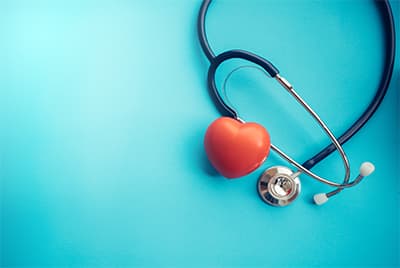 Un stéthoscope avec un coeur rouge