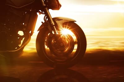 Moto soleil couchant