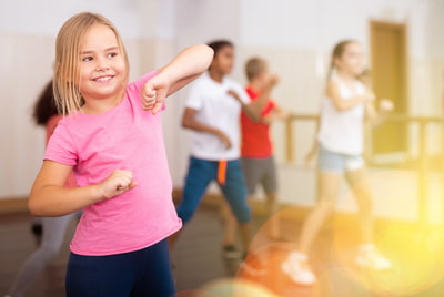 Des enfants qui font de la danse