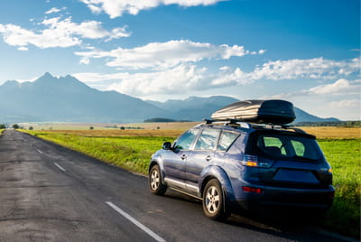 Voiture sur la route des vacances