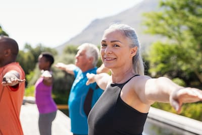 Un groupe de personnes âgées faisant du yoga