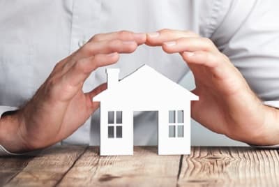 Mains qui protègent une maison
