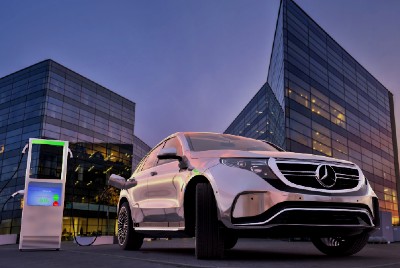 assurance-auto-voiture-electrique-mercedes-borne-de-recharge