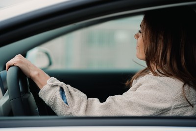 assurance-auto-conductrice-volant-voiture