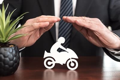 Mains d'homme protégeant une moto