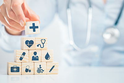 Des cubes en bois avec des illustrations médicales