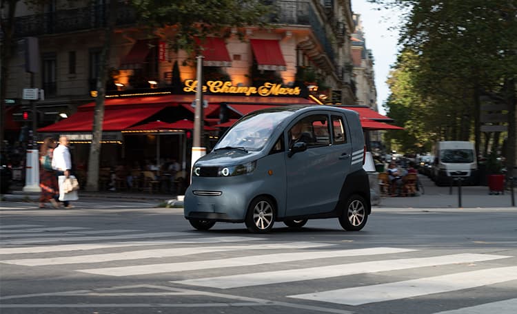 la voiture sans permis, ARK Zero en gris, en situation de circulation sur la route