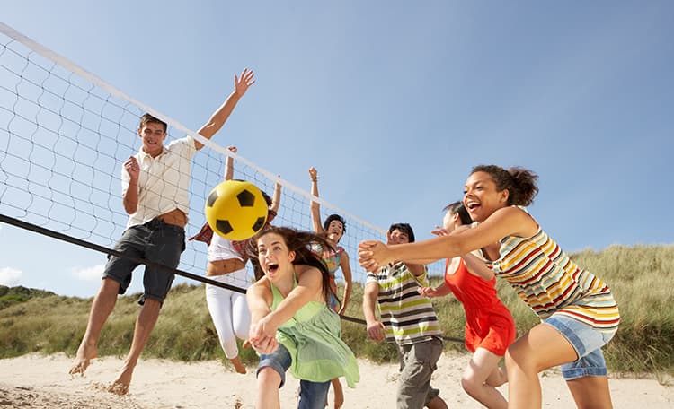DEs adolescents qui jouent au beach volley