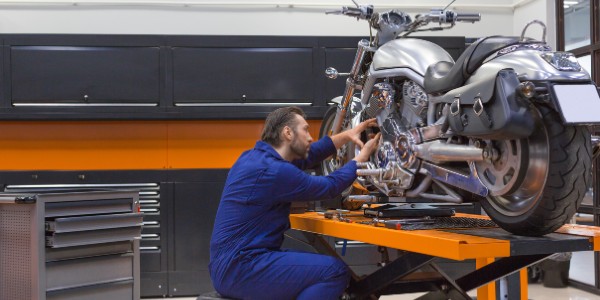 professionnel_revision_moto_garage_comment_choisir_2023