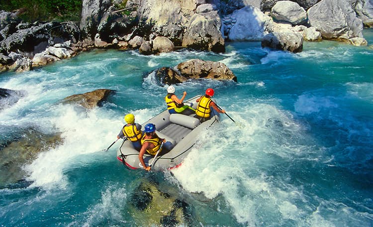 Plusieurs personnes faisant du rafting