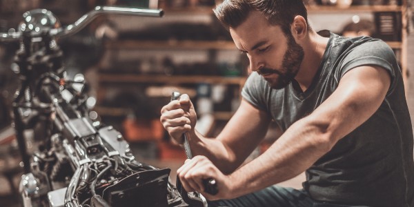 revision_moto_maison_garage_seule_choses_faire_2023