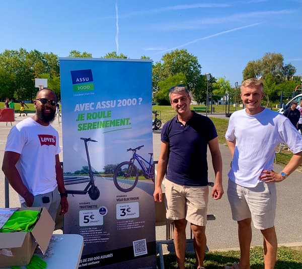Trois hommes devant le Kakémono ASSU 2000