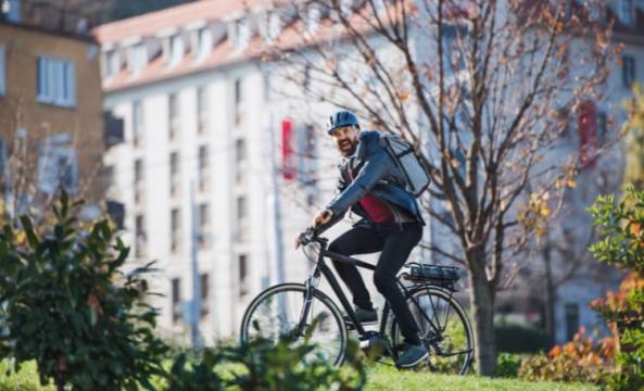 Un homme fait du vélo électrique