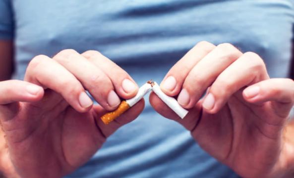 Homme qui déchire une cigarette