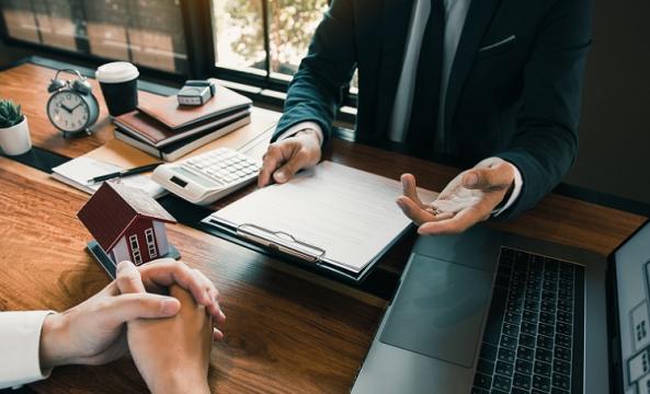 courtier assurance négocie contrat client