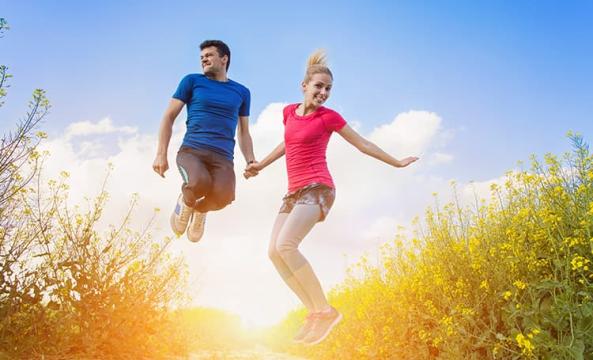 Un jeune homme et une jeune femme heureux de faire du sport dans la nature