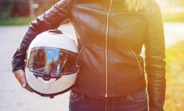 femme tenant un casque de moto à la main