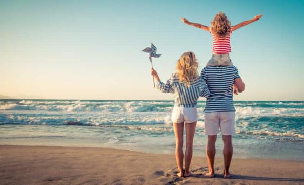 Une famille de dos à la plage