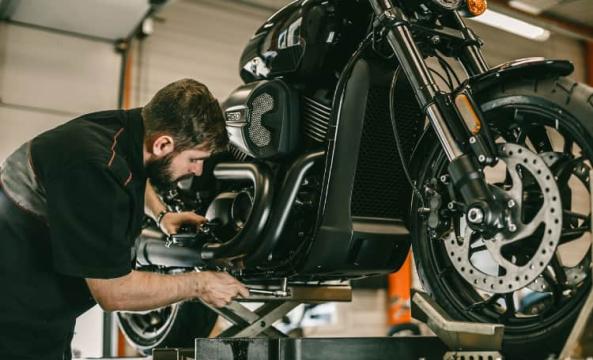 Garagiste qui répare une moto