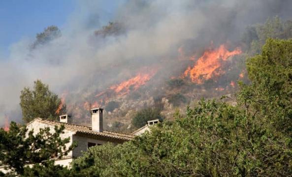 Maison au pieds d'une montagne en feu