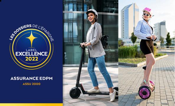 Une jeune femme sur une trottinette électrique portant un casque blanc et une jeune fille sur un hoverboard portant un casque rose 