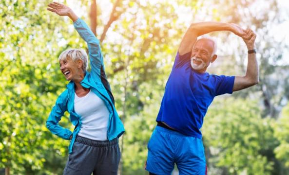 Un homme et une femme faisant du sport dans la nature