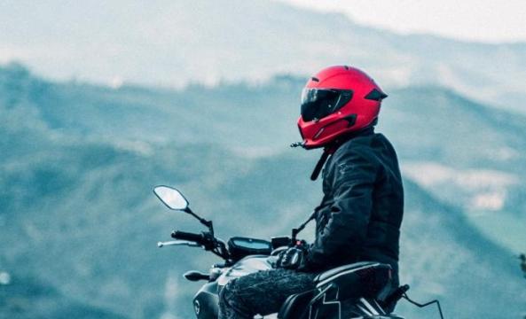 moto-50-cc-conducteur-casque-cyclomoteur