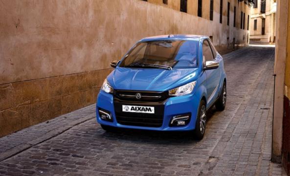 Voiture sans permis Aixam roulant dans la rue