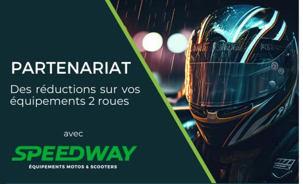 Un gros plan sur un motard casqué avec l'annonce du partenariat Speedway/ASSU 2000