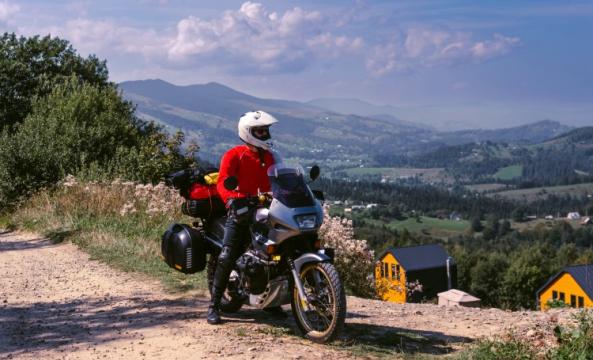 ecoconduite-moto-ecologique-montagne-vert-emission-c02