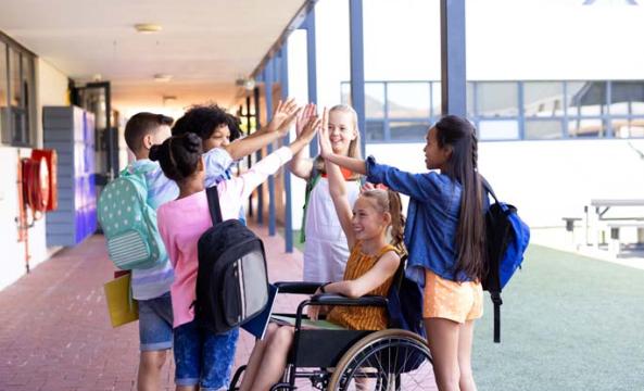 Un groupe d'enfants dans une cour de récréation se tapant dans la main