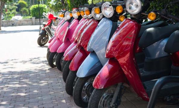 Plusieurs scooters stationnés les uns à côté des autres sur la voie