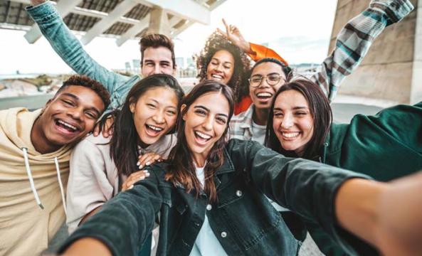 Un groupe de de jeunes étudiants se prenant en selfie