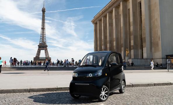 Ark Zero noire garée devant la place du Trocadéro à Paris, avec la Tour Eiffel en arrière plan