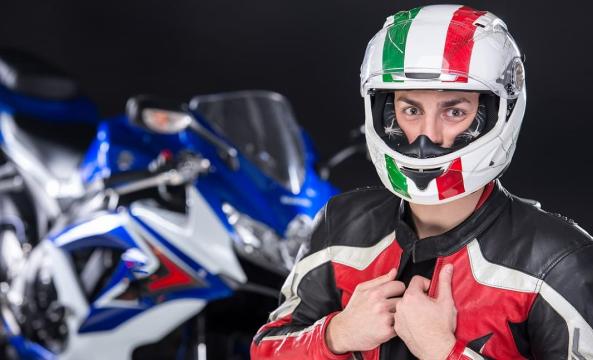 Motard portant un casque et un blouson de protection