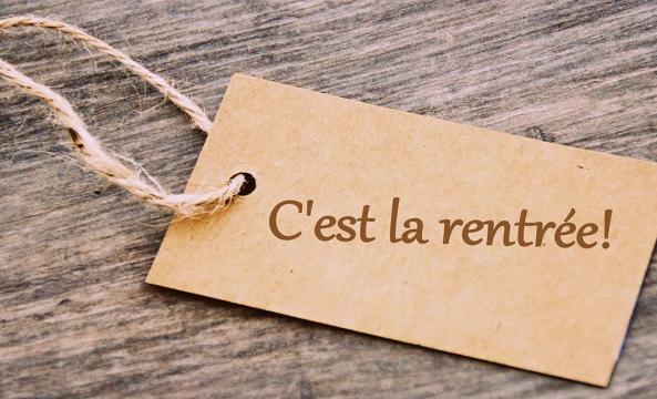 c'est la rentrée sur étiquette sur fond bois