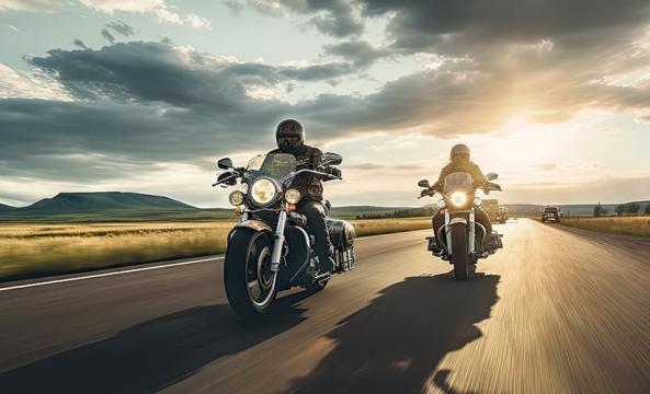 des motards qui se suivent sur une route
