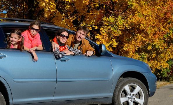 Une famille voyageant en voiture pendant les vacances d'automne