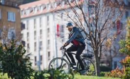 Un homme fait du vélo électrique
