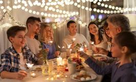 Membres d'une famille à table avec des bougies