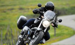 Un motard circulant sur une route de campagne