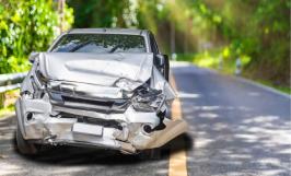 Voiture accidentée sur la route