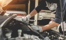 Garagiste qui répare une voiture