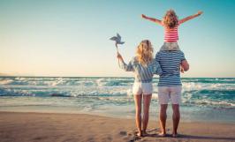 Une famille de dos à la plage
