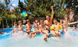 Groupe d'enfants en colonie de vacances dans une piscine