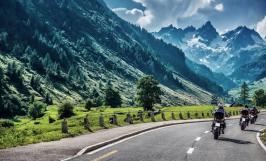 Vacances en moto été route de montagne