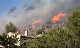 Maison au pieds d'une montagne en feu